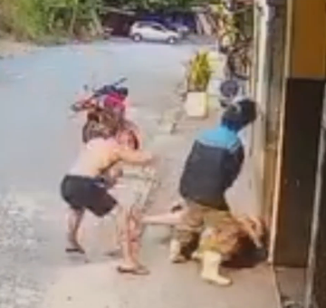 Homem morto enquanto atacava mulher com machado: vídeo forte